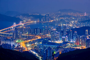 城市璀璨夜景俯瞰图