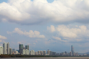 城市天际线与云端美景