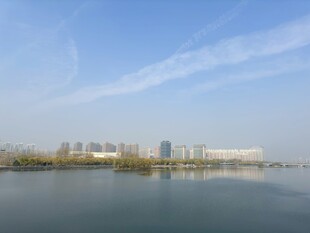 湖畔城市风光