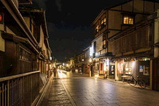夜晚古街的静谧景象