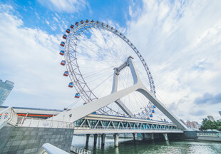 城市中的巨型摩天轮景观