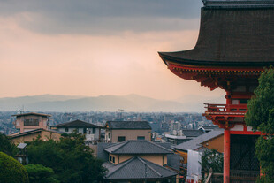 日式屋顶下的城市景致