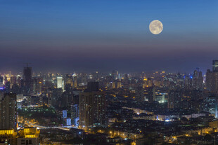 月夜下的繁华都市景观