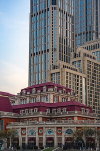 城市中现代与古典建筑相映