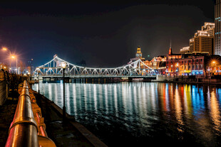 城市夜景桥梁与水面倒影
