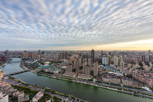 城市河畔全景风光
