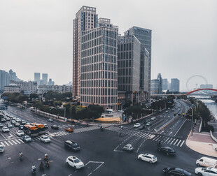 城市繁忙路口的高楼景观