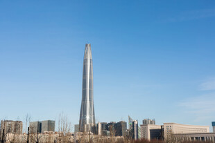 高耸摩天大楼矗立城市中