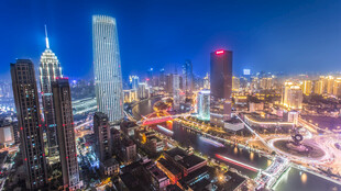 城市璀璨夜景俯瞰图