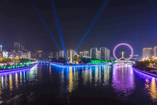 城市河畔璀璨夜景