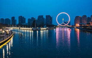 城市河畔夜景与摩天轮