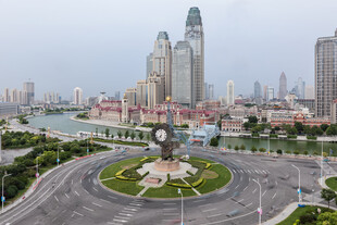 城市环岛景观与高楼大厦