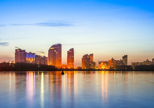 城市湖畔绚丽夜景