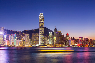 香港璀璨夜景中的繁华都市