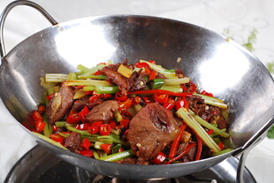 锅中美味炒牛肉