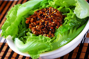 生菜上的美味酱料