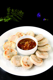 香煎饺子配蘸料