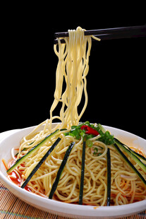 美味面条被筷子挑起