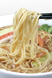 美味拉面被筷子挑起