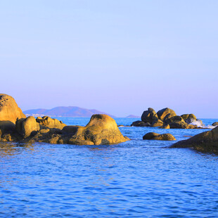 蓝色海域中的嶙峋礁石