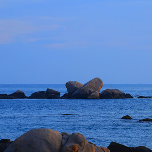 海边礁石美景