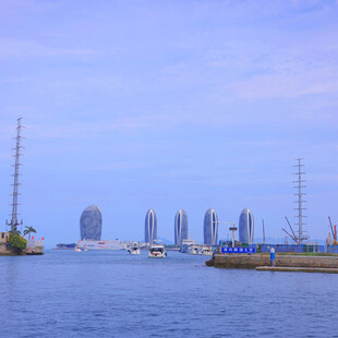 海滨城市天际线与水域景观