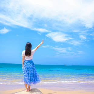 海边女子惬意伸展身姿