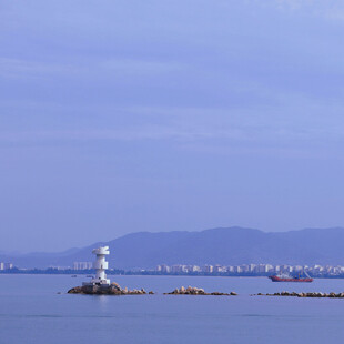 海上灯塔远景