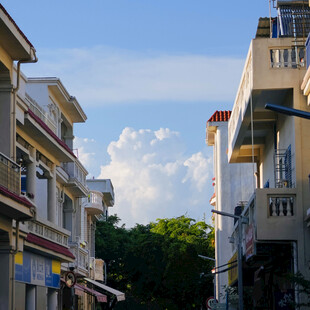 街道旁的多彩建筑景观