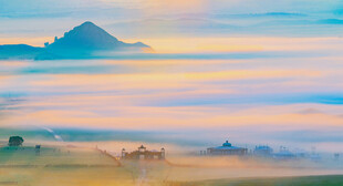 草原晨曦中的壮美风景