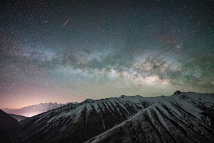 雪山之上的璀璨星空