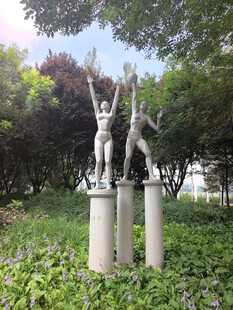 公园中的双人雕塑景观