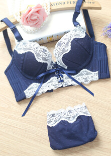 蓝色蕾丝内衣套装展示
