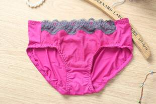 粉色蕾丝边女士内裤