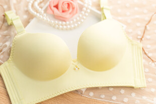 浅黄色女士内衣展示