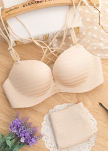 简约风女士内衣及配饰展示