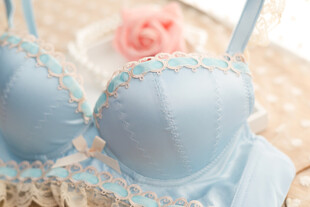 浅蓝色蕾丝花边女士内衣