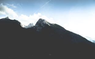 巍峨雪山壮丽景致