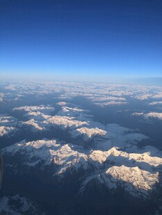 高空俯瞰壮丽雪山景观