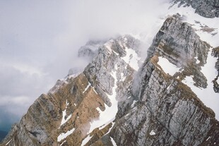 巍峨雪山峻岭壮丽景观