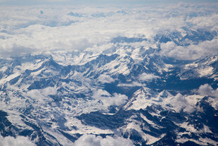 高空俯瞰连绵雪山美景
