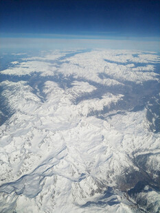 高空俯瞰壮丽雪山景观