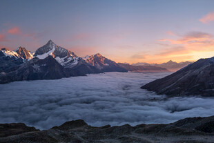 壮丽雪山云海日出景观
