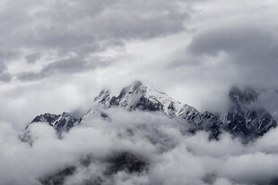 云雾缭绕的壮丽雪山