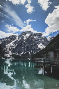 雪山下的澄澈湖水美景