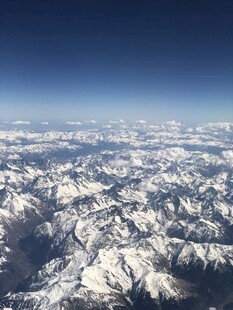 俯瞰连绵雪山壮丽景观