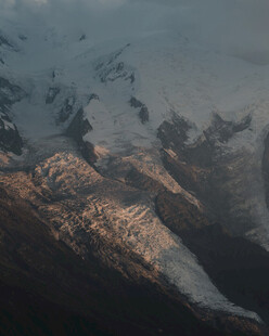 壮丽雪山日出景观