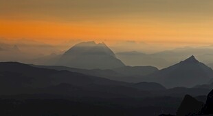 日出时分的壮丽山峦景色