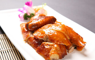 美味烤鸡摆于精致盘中