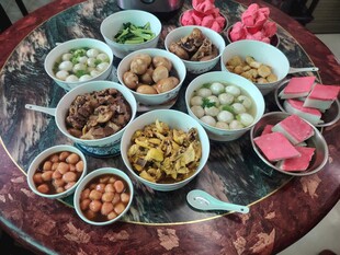 丰盛中式菜肴摆满圆桌